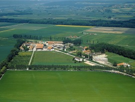 Vue du pénitencier datant de 1987. Le complexe pénitentiaire de Sugiez a une occupation actuelle de 203 places au total. Avec plus de 700 ha (2ème domaine de Suisse en surface), l'exploitation agricole constitue un élément clé du site.