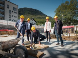 Le chef du Département de l’économie et de la formation, Christophe Darbellay et le chef du Département des finances et de l’énergie, Roberto Schmidt, ont posé la première pierre de la construction du nouveau bâtiment de l’école professionnelle du Haut-Va