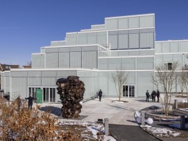 La construction conçue par l'architecte japonais Sou Fujimoto et la fondation HSG permet une répartition flexible des espaces.