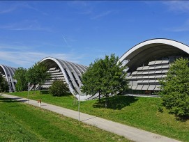 Le Zentrum Paul Klee est un musée conçu par l'architecte italien Renzo Piano et  consacré à Paul Klee. 40 % de l'ensemble de l'œuvre picturale de l'artiste y est exposée.