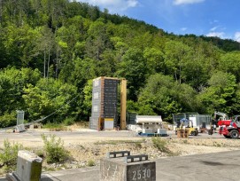 Sécurité parasismique dans la construction en bois: les chercheurs de la Haute école spécialisée bernoise font osciller les bâtiments en bois. Le bâtiment d'essai de quatre étages en lamellé-croisé se trouve  sur le site de la HESB à Vauffelin.