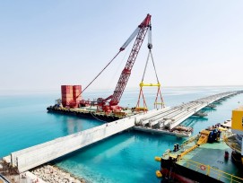 Le MTC 15 de Mammoet sur une barge crée une jambe de force conteneurisée d'une capacité de 500 t pour les travaux d'installation du pont de l'île Shurayrah.