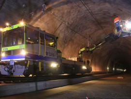 Le BLS construit le tunnel de base du Lötschberg alors que l'incertitude plane encore sur la décision d'aménagement de la voie.