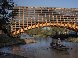 Le pont couvert au crépuscule. Un espace suffisant a été étudié afin que les bateaux puissent passer au-dessous.