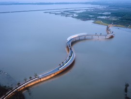 Le pont de Yuandang est une sculpture sur laquelle les passants peuvent se promener et se prélasser.