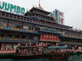 Vue du Jumbo Floating Restaurant lorsqu'il était encore ancré dans le port d'Aberdeen à Hong Kong.