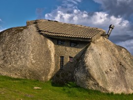 Au rez-de-chaussée se trouve une cuisine et un petit salon et les habitants peuvent se reposer à l'étage.