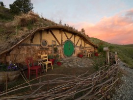 La maison Hobbit a été construite par Kristie Wolfe, connue pour ses logements Tiny House insolites sur Airbnb.