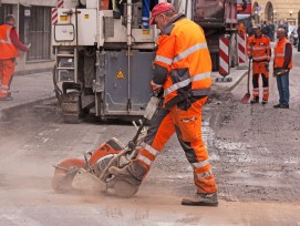 Une nouvelle méthode est utilisée pour l'entretien des revêtements routiers peu bruyants dans le canton de Bâle-Campagne.