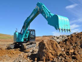 Une championne de plus de 38t compact, économique et fiable... c’est la KOBELCO SK380SRLC.