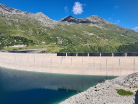 Les travaux de construction de l'installation photovoltaïque sur le barrage de Valle di Lei ont commencé. Ils sont soutenus par la centrale électrique de la ville de Zurich (EWZ).