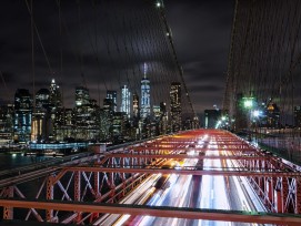 Trafic sur le pont de Brooklyn la nuit. Le champ magnétique de Brooklyn démontre que, contrairement à Berkley, New York ne dort pas la nuit.