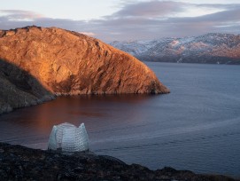 Le pavillon, situé à proximité de deux fjords a été construit au milieu d'un paysage spectaculaire.