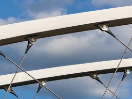 Un nouveau matériau pour une construction classique: les câbles en polymère renforcé de fibres de carbone et leur fixation aux deux arches du pont.
