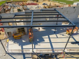 La structure métallique a été fabriquée par Morand Constructions Métalliques dans ses ateliers d'Enney en Gruyère au cours du mois de juillet et posée début août à Rossens.