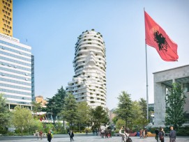La tour de Tirana représentera le buste de Skanderbeg et les saillies incurvées près des balcons délimiteront les détails du visage comme le nez, les oreilles et la barbe.