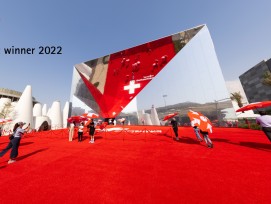 La façade iconique en miroir et le tapis rouge à l'extérieur ainsi que l'expérience dans une véritable mer de brouillard à l'intérieur ont rendu le pavillon suisse inoubliable.