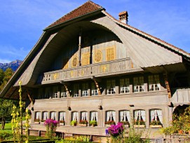 Une ferme à Ostermundigen comme image symbolique. Le service des monuments historiques revoit l'inventaire des bâtiments et réduit les groupes de construction et les objets inventoriés.