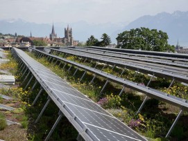 Le potentiel d’énergie solaire des toits lausannois représente environ 50% de toute l’électricité consommée à Lausanne, soit une multiplication par trente de la production actuelle.  Un exemple d'installation: toiture halle au sud de Beaulieu.