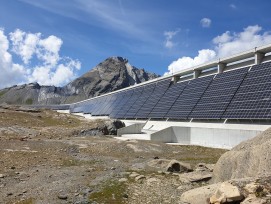 L'immense installation solaire a la capacité de fournir de l'électricité à 750 ménages. Les montagnes suisses ont un très grand potentiel énergétique à développer dans le futur.