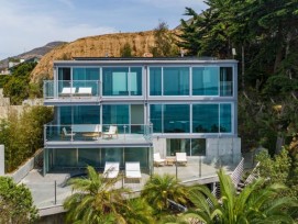 La dernière villa transparente créée par le fameux architecte américain du milieu du siècle. Elle se situe à Malibu à proximité de la plage et dans un environnement de rêve.