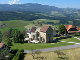 Les vestiges du monastère de Rüeggisberg dévoilent le bras nord et le mur est du transept ainsi que les fondations des absides de l’ancienne église clunisienne. il s'agit d'une vue aérienne (drone) vers le sud-ouest.