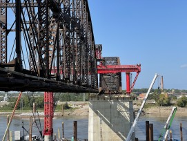 Le portique de Mammoet manœuvre une travée lors de la réhabilitation du Merchants Bridge à St. Louis, dans le Missouri