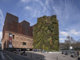 Le CaixaForum dispose de plus de 2 000 m2 de salles d'exposition, d'un auditorium de 322 places, d'une médiathèque, de plusieurs salles polyvalentes pour des conférences et autres activités, d'ateliers de conservation et de restauration et d'un entrepôt d