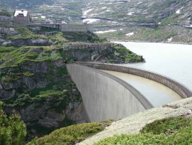 Visualisation du barrage-voûte de Spitallamm: le nouveau barrage est construit juste avant l'ancien barrage existant.