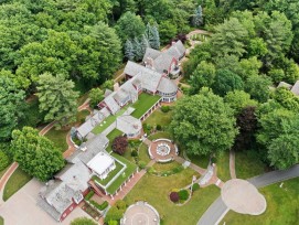 Il ne s'agit pas d'une résidence à l'intérieur du parc de Disneyland mais de la vue grandiose du domaine du fondateur de Yankee Candle, Michael Kittredge.