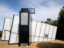 Blanche et noire la Maison de verred'Odile Decq  est un parallélépipède opalescent, basculé.