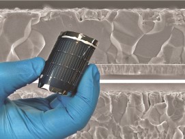 Les cellules solaires CIGS flexibles sont composées de couches très fines, dont un composé constitué des éléments cuivre, indium, gallium et sélénium. Les couches sont déposées sur des substrats polymères flexibles, principalement par des procédés sous vi
