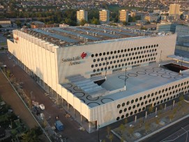 Sur un terrain de 28'000 m2, se dresse le nouveau temple du hockey suisse. Le bâtiment central est haut de 33 m et mesure 170 m sur 110.