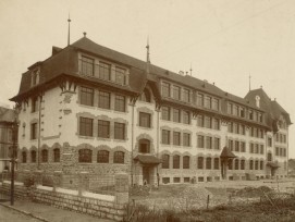 L' implantation de l'école des Pervenches à Carouge au sud, ainsi que la grandeur et la forme de ses fenêtres (larges et sans cintrage aux étages) correspondent bien aux prescriptions sur l’éclairage à la lumière naturelle des locaux scolaires.