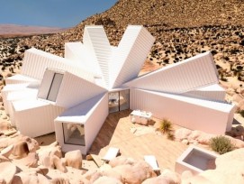 Le projet Starburst a débuté en 2017 avec la proposition de construire une maison container en forme d'étoile dans le désert aux Etats-Unis.