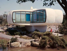 La «Monsanto House of the Future», construite en plastique, devait démontrer de 1957 à 1967, dans la zone thématique de Disneyland «Tomorrowland», comment une famille pourrait vivre en 1986.