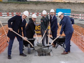 Le chef du Département de la sécurité, des institutions et du sport (DSIS), Frédéric Favre et le chef du Département des finances et de l’énergie, Roberto Schmidt, accompagnés du Div. Jean-Paul Theler, chef de l’Etat-major de l’armée et de Philippe Varone