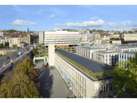 Image de synthèse représentant une toiture végétalisée et des panneaux solaires parfaitement intégrés dans le paysage.