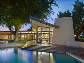 Mélangeant des éléments du style moderne du milieu du siècle et de l'école des Prairies de Wright, la maison a été achevée deux ans après la mort de Loyd Wright en 1959.