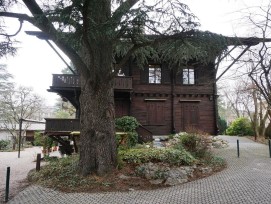 Le chalet et la dépendance ont été réalisés par U. L. Badel, un charpentier vaudois alors que le tracé du plan de la propriété et l’établissement des rocailles fut le travail de Fernand Correvon architecte-jardiniste.