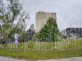 Un espace vert muni de dessins en blanc d'arbres représente la méthode Miyawaki utilisée pour améliorer la végétalisation des parkings genevois.