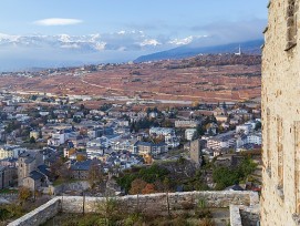 Les installations photovoltaïques doivent s’intégrer de manière adéquate au patrimoine environnemental de la ville de Sion. (Vue depuis le chateau de Valère).