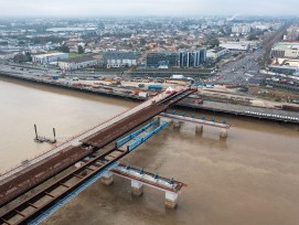 Le premier bipoutre de la charpente métallique du futur pont Simone-Veil vient d’atteindre la rive gauche de la Garonne matérialisant ainsi pour la première fois la jonction entre les deux rives.