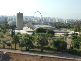 Le parc des expositions libanais dont la construction n'a jamais été terminée est situé entre la vieille ville de Tripoli et le port.