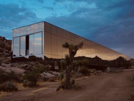 Le couple de producteurs Hanley se sont associés à l'architecte Tomas Orsinski, un collaborateur de Frank Gehry, pour concevoir leur maison invisible à Joshua Tree, en Californie, à deux heures de Los Angeles. Cette icône architecturale a été mise sur le 