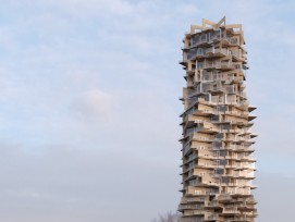 La visualisation du gratte-ciel imaginé par l'architecte Rodriguez représente un édifice construit à l'aide de bois en panneaux contreplaqués empilés les uns sur les autres.