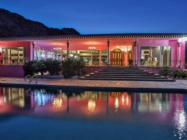 Une maison rose construite sur mesure ayant appartenu à Zsa Zsa et Magda Gabor, les deux soeurs et actrices hongro-américaines est mise en vente à Palm Springs. la propriété préserve le glamour unique des Gabor présent dans chaque pièce, y compris de nomb