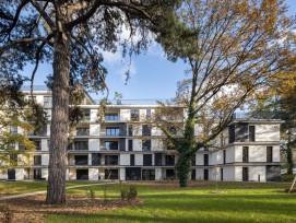 Les deux bâtiments dont les formes s’opposent, se rapprochent dans leurs couleurs et leur volonté de s’inscrire dans leur environnement, valeur chère à PietriArchitectes qui caractérise bon nombre de ses projets.