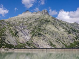 Kraftwerke Oberhasli AG (KWO) veut monter deux installations photovoltaïques de haute altitude sur les barrages des lacs Oberaar et Räterichsboden. Visualisation des panneaux solaires sur le barrage près du lac de Räterichboden.