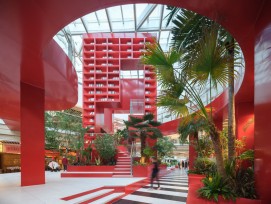 Les visiteurs pourront errer dans la jungle fantastique créée au centre de l'atrium du centre commercial du nord de Qingdao.